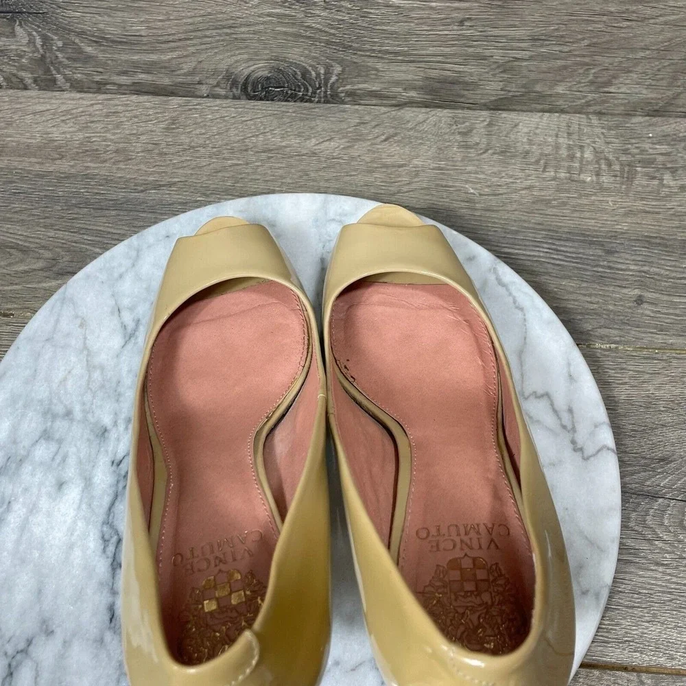 Vince Camuto Heels Womens 8.5 B Beige Nude Kitten‎ Patent Leather Peep Toe Pumps